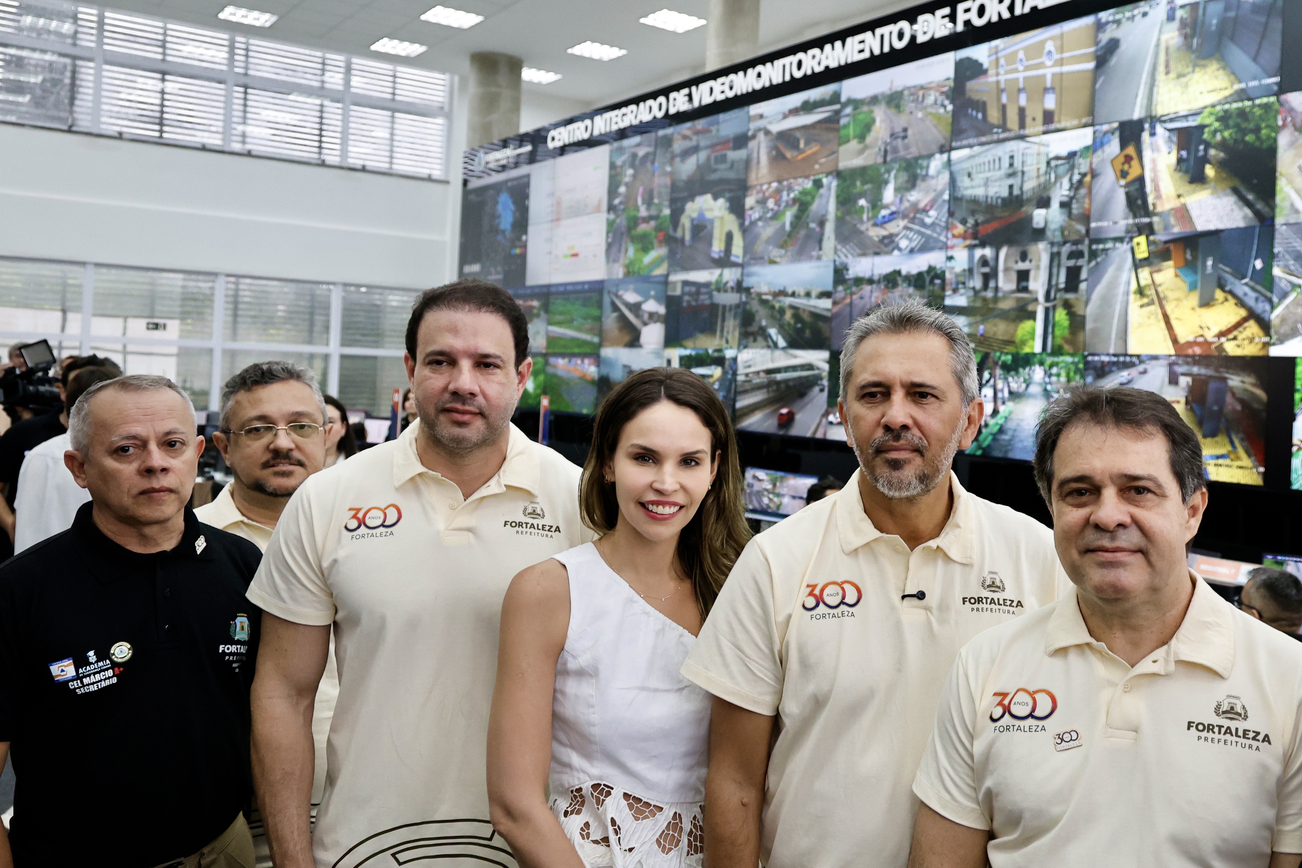 grupo de pessoas posa para a foto